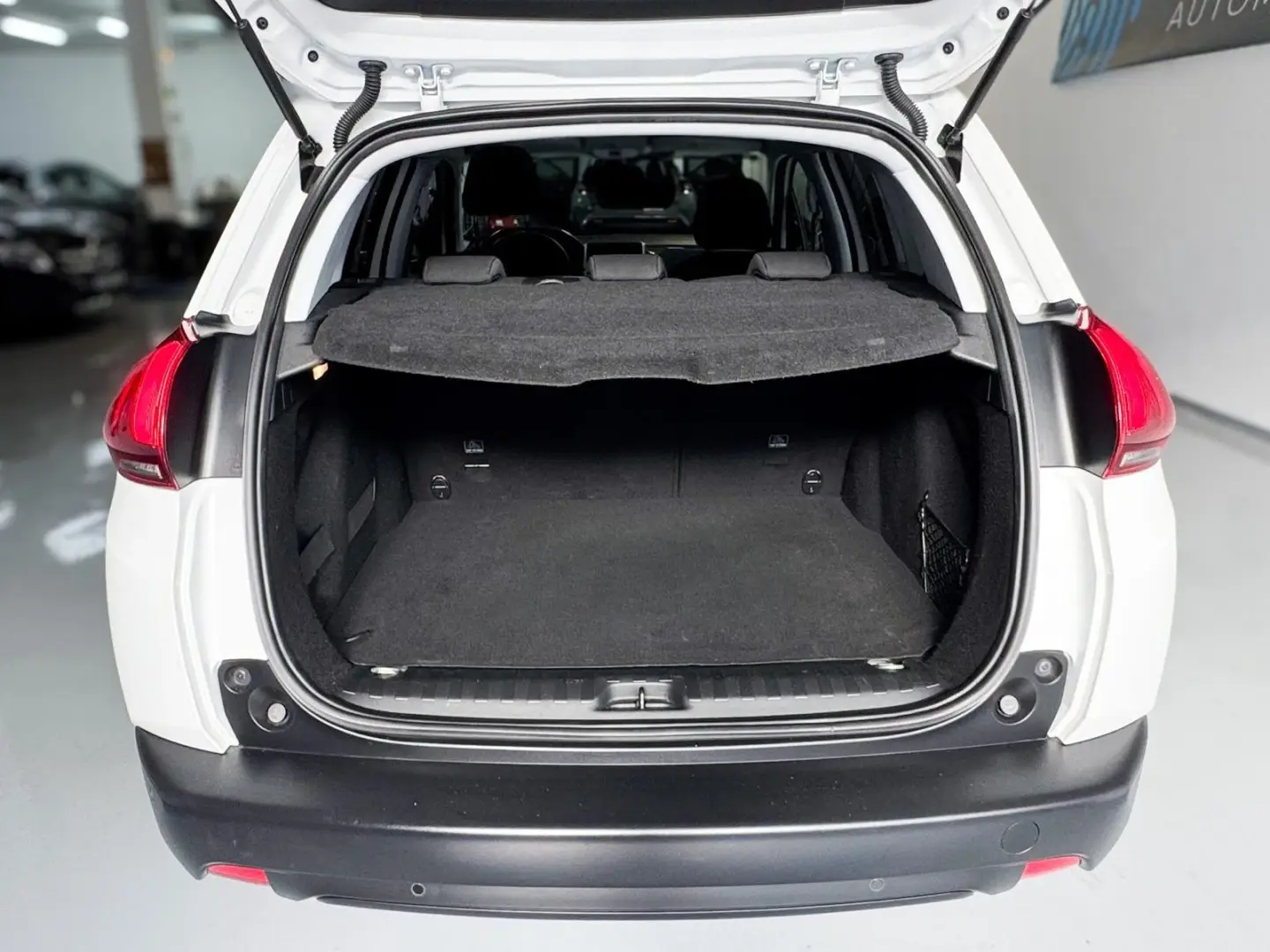 Peugeot 2008 1.2 PureTech Signature 10