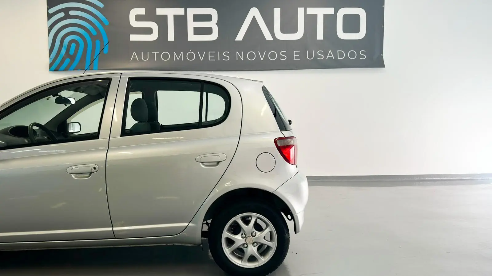 Toyota Yaris 1.0 Sol 4
