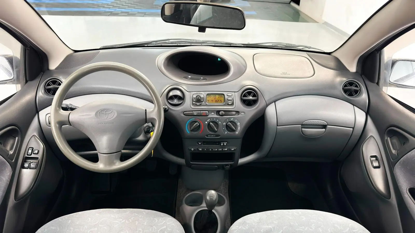 Toyota Yaris 1.0 Sol 9