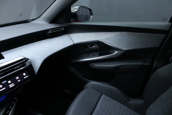Peugeot E-3008 73 kWh Allure 13