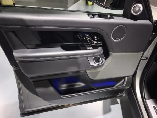 Land Rover Range Rover P400e Plug-in Vogue 10