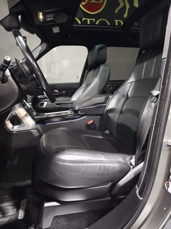 Land Rover Range Rover P400e Plug-in Vogue 12