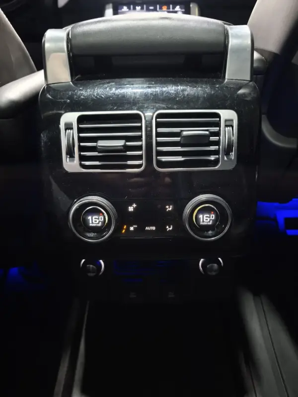 Land Rover Range Rover P400e Plug-in Vogue 26