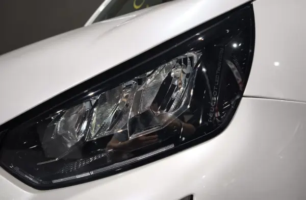 Peugeot 2008 1.2 PureTech Allure Pack 5