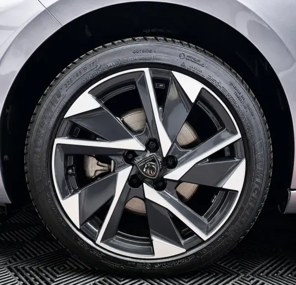 Peugeot 308 1.2 Hybrid Allure e-DCS6 32