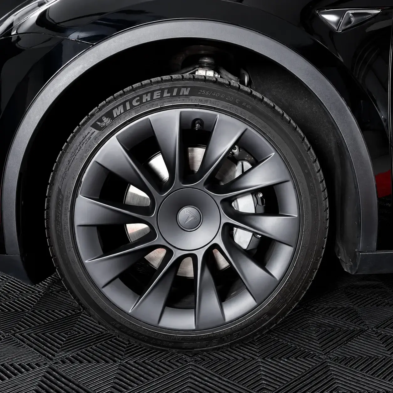 Tesla Model Y Standard 8