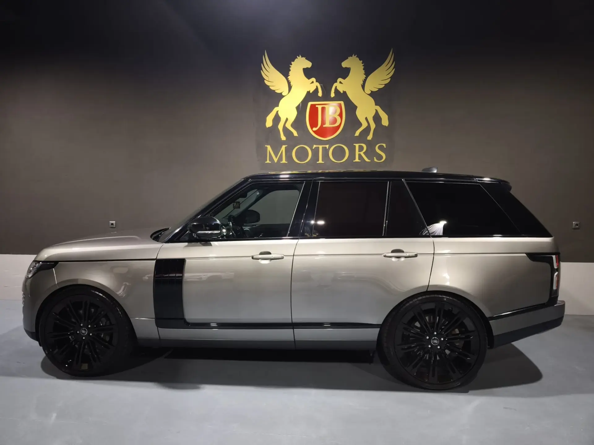 Land Rover Range Rover P400e Plug-in Vogue 1