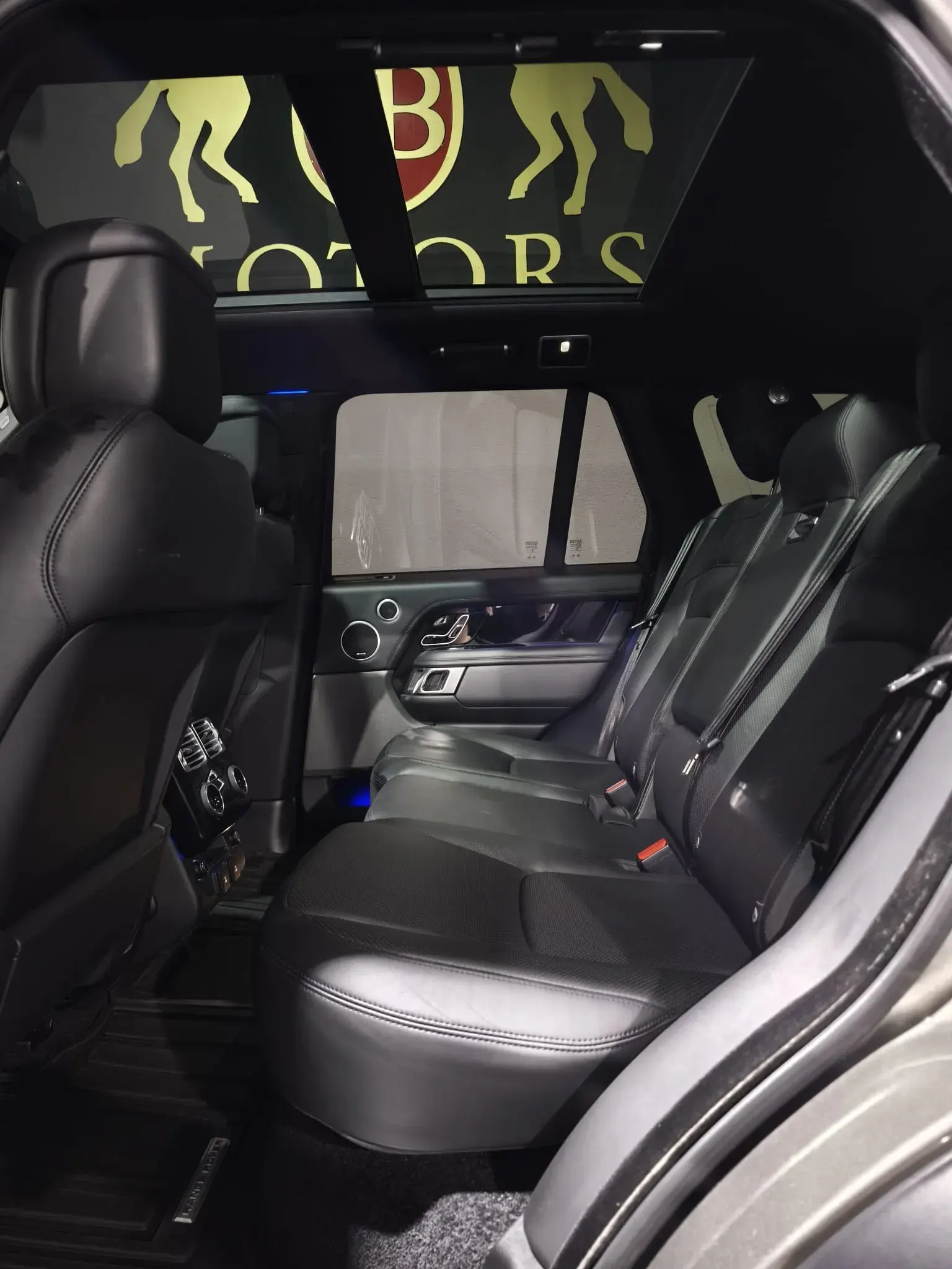 Land Rover Range Rover P400e Plug-in Vogue 13
