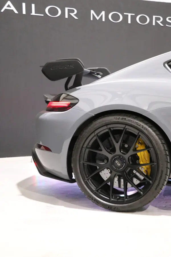 Porsche 718 Cayman 11