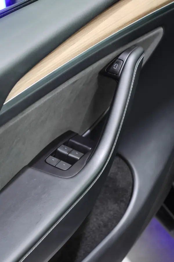 Tesla Model Y Long Range Dual Motor AWD 22