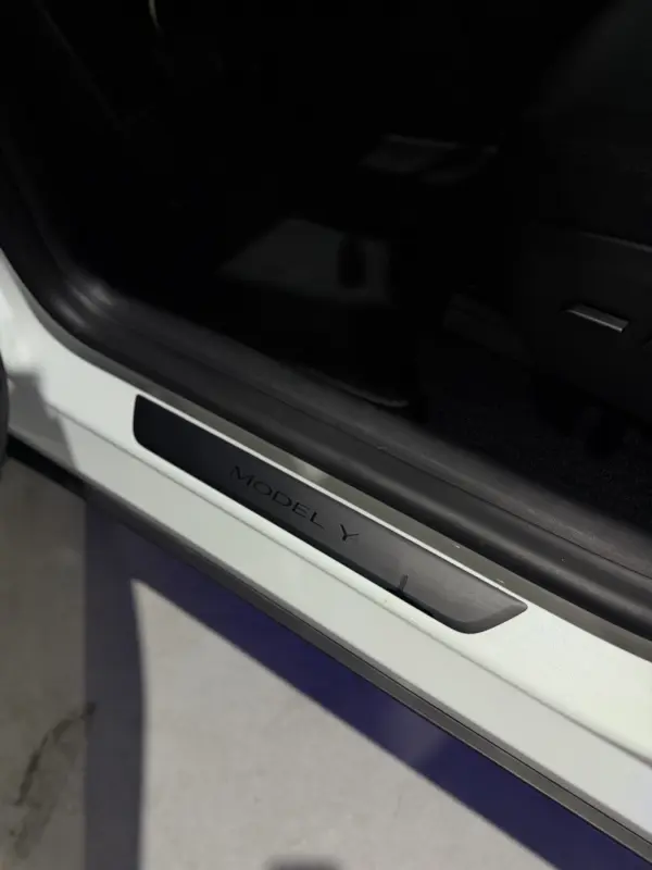 Tesla Model Y Long Range Dual Motor AWD 31