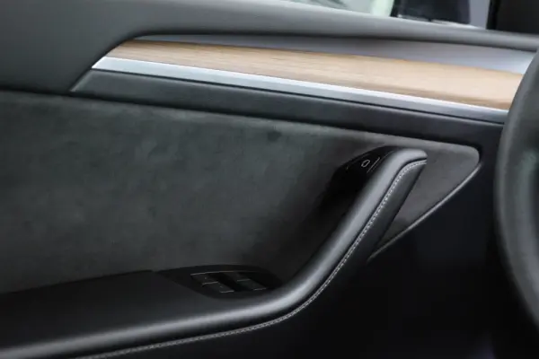 Tesla Model Y Long Range Dual Motor AWD 27