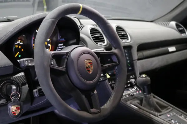 Porsche 718 Cayman 17