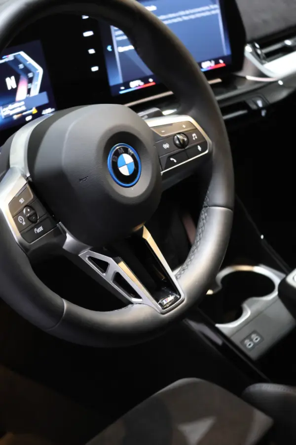 BMW iX2 eDrive20 Pack Desportivo M 11
