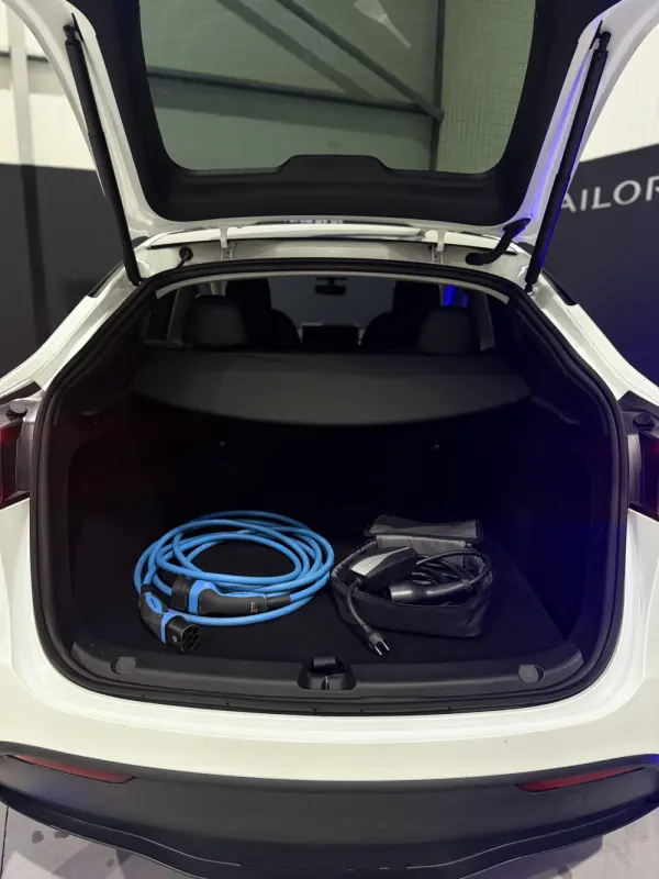 Tesla Model Y Long Range Dual Motor AWD 37