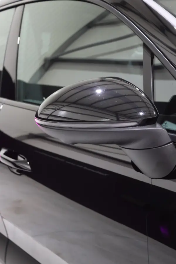 Porsche Macan Electric 8