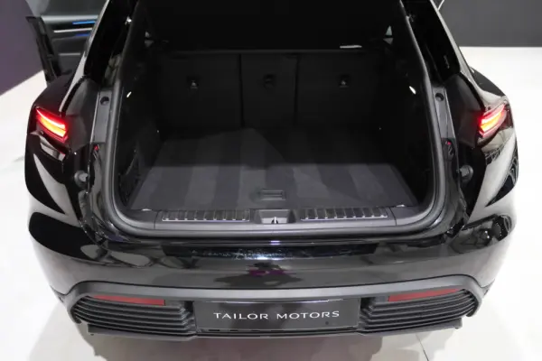 Porsche Macan Electric 25