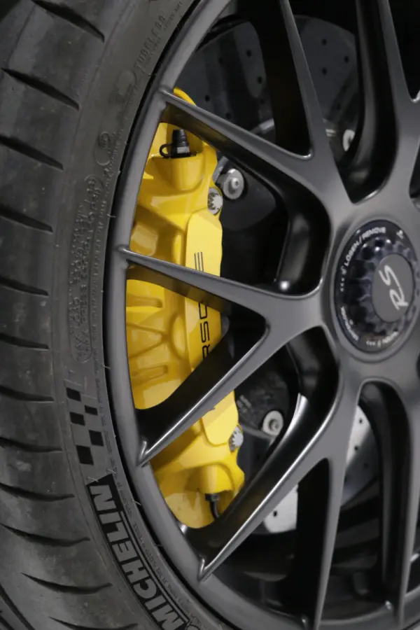 Porsche 718 Cayman 37