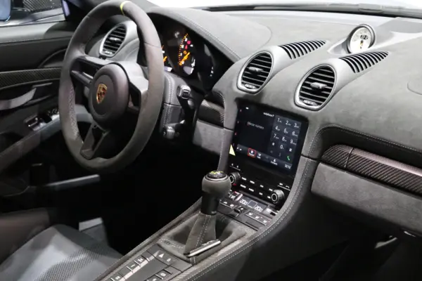 Porsche 718 Cayman 33