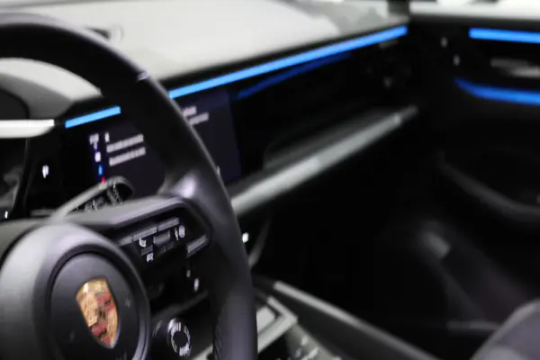 Porsche Macan Electric 28