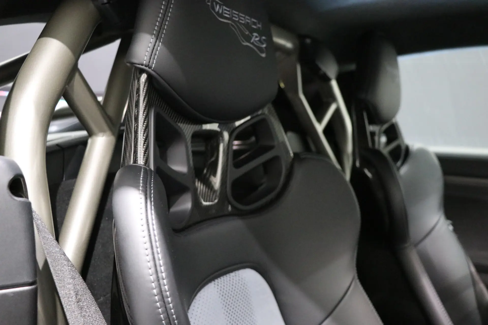 Porsche 718 Cayman 28