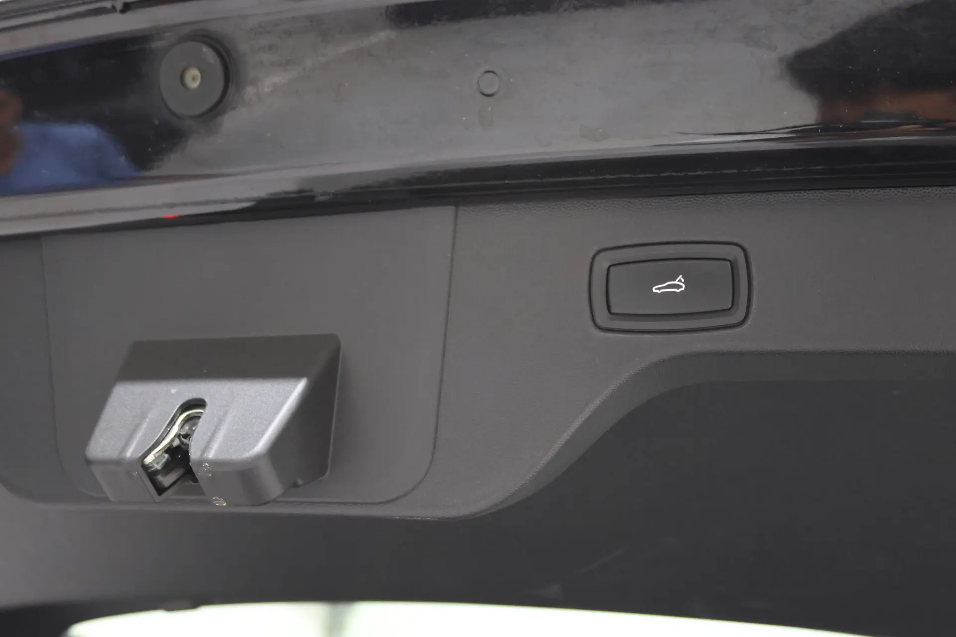 Porsche Macan Electric 24