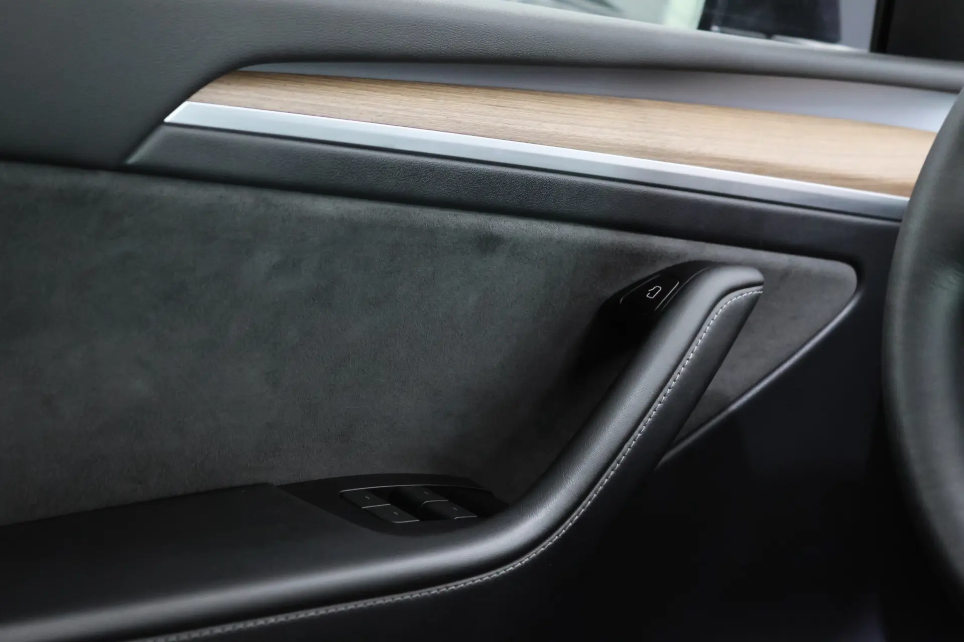 Tesla Model Y Long Range Dual Motor AWD 27