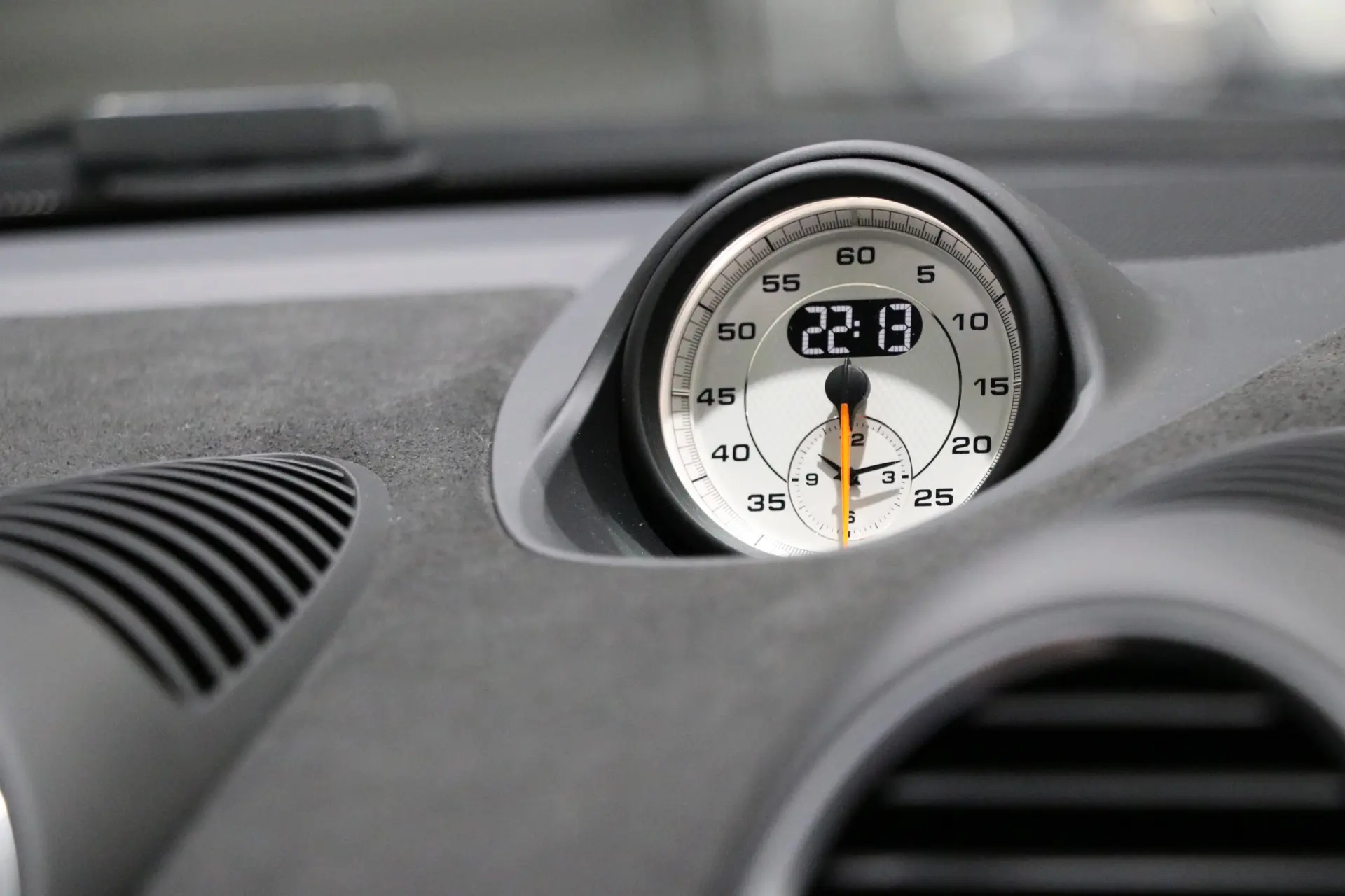 Porsche 718 Cayman 32