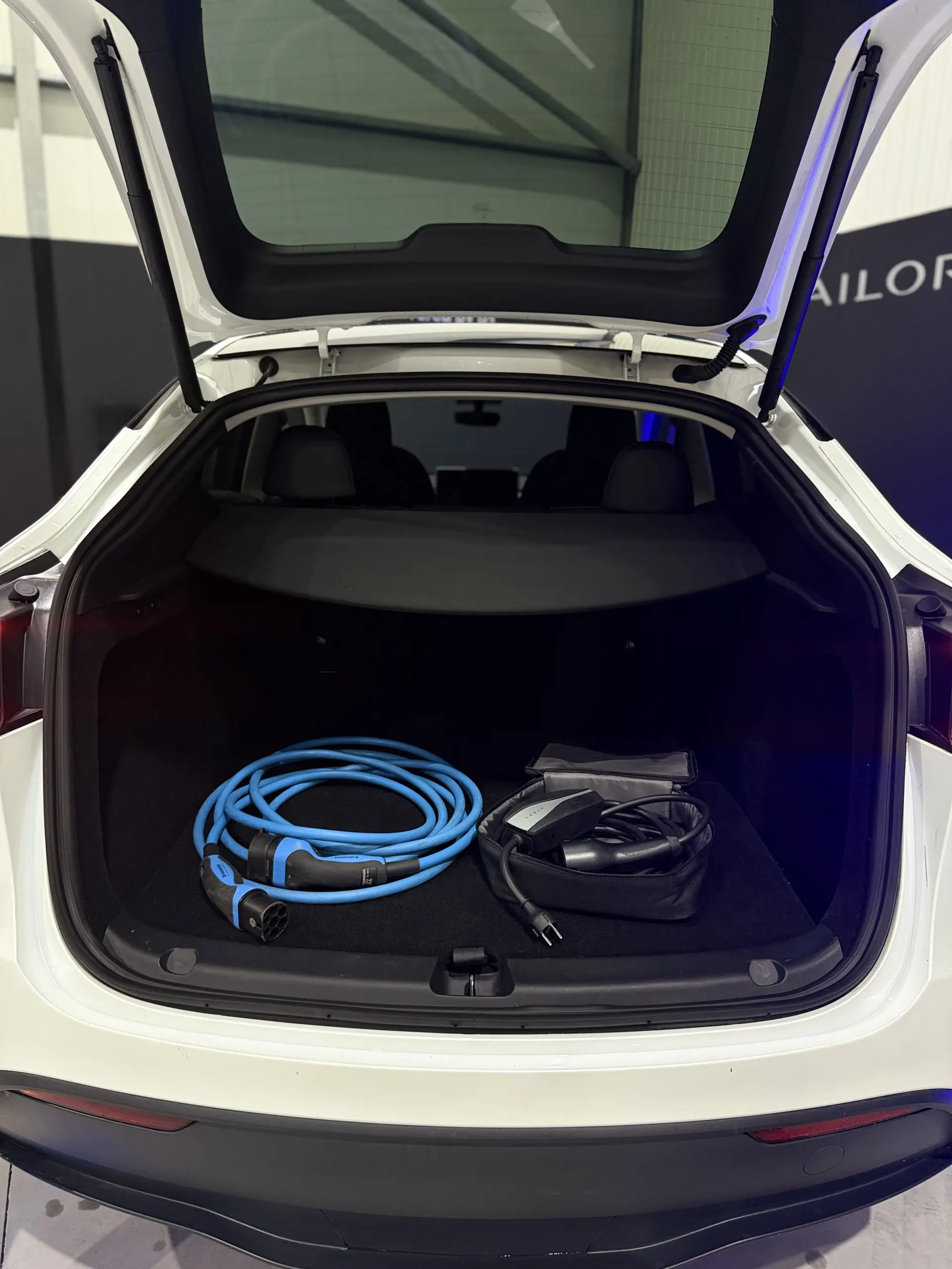Tesla Model Y Long Range Dual Motor AWD 37