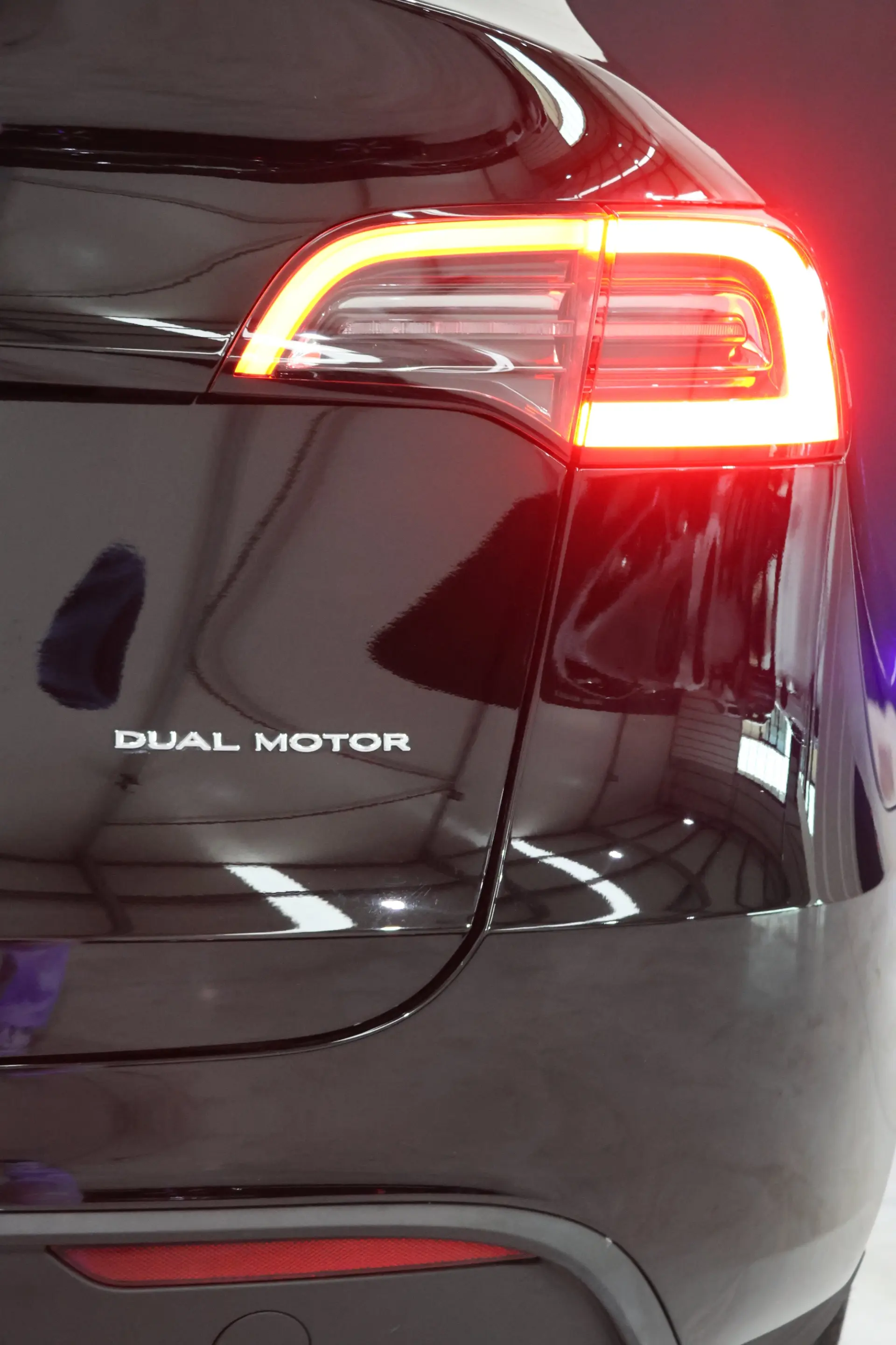 Tesla Model Y Long Range Dual Motor AWD 31