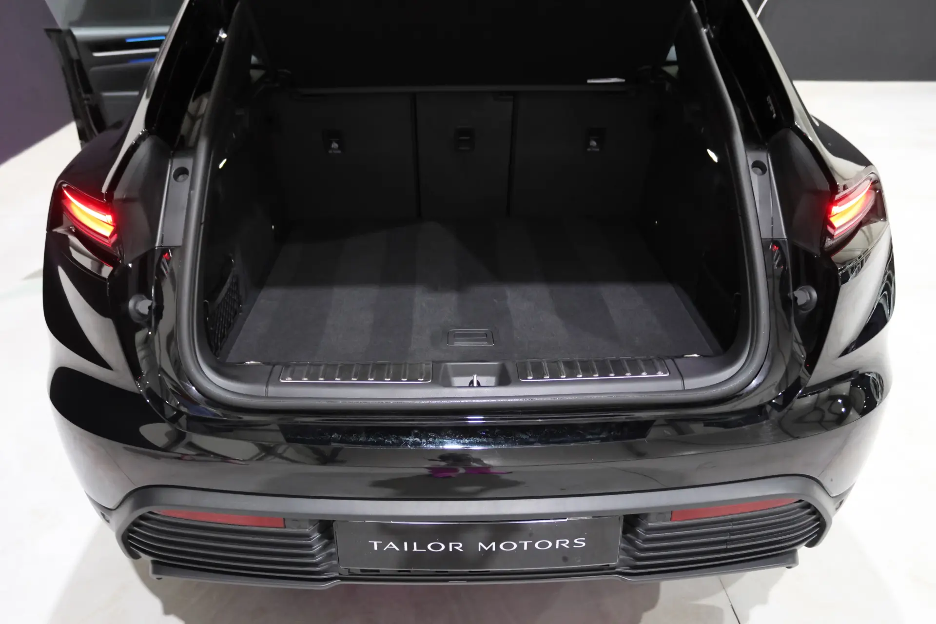 Porsche Macan Electric 25