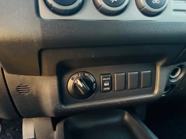 Nissan Navara 2.5 dCi CD SE Eastpak 34