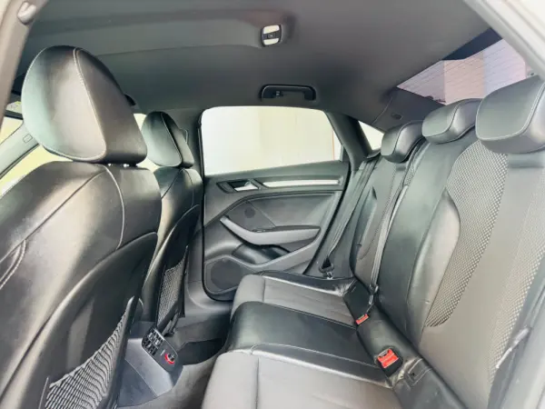 Audi A3 Limousine 2.0 TDI S-line 44