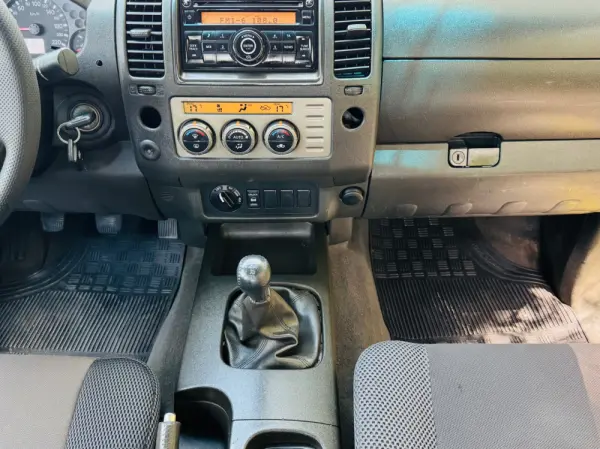 Nissan Navara 2.5 dCi CD SE Eastpak 32