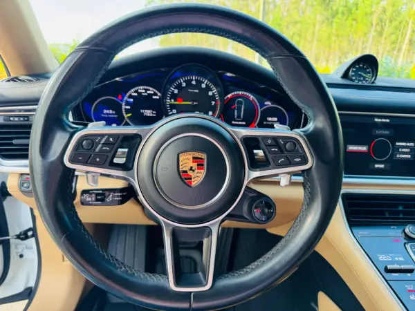 Porsche Panamera Sport Turismo 4 E-Hybrid 32