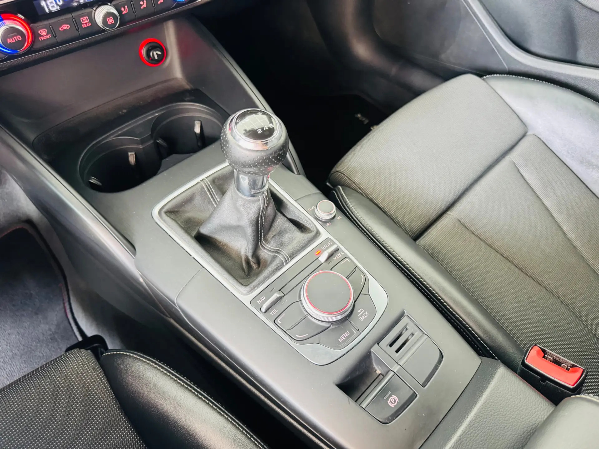 Audi A3 Limousine 2.0 TDI S-line 32