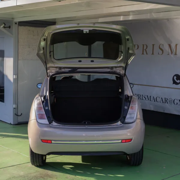 Lancia Ypsilon 1.2 Lusso 5 8