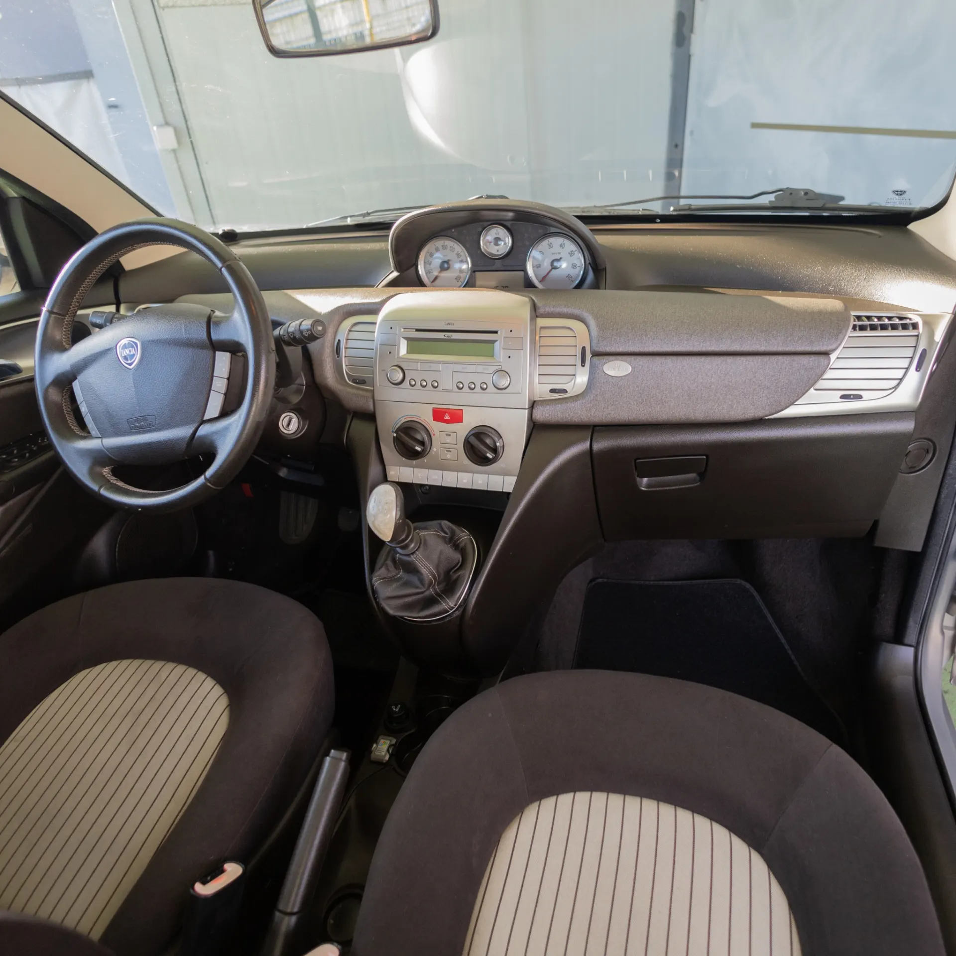 Lancia Ypsilon 1.2 Lusso 5 12