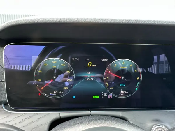 Mercedes-Benz E 300 de AMG Line 19