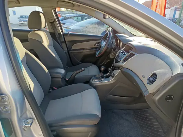 Chevrolet Cruze 1.6 LS 13