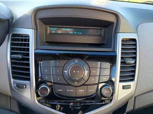 Chevrolet Cruze 1.6 LS 22