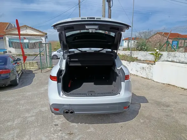 Jaguar F-Pace 2.0 i4D Prestige AWD 12