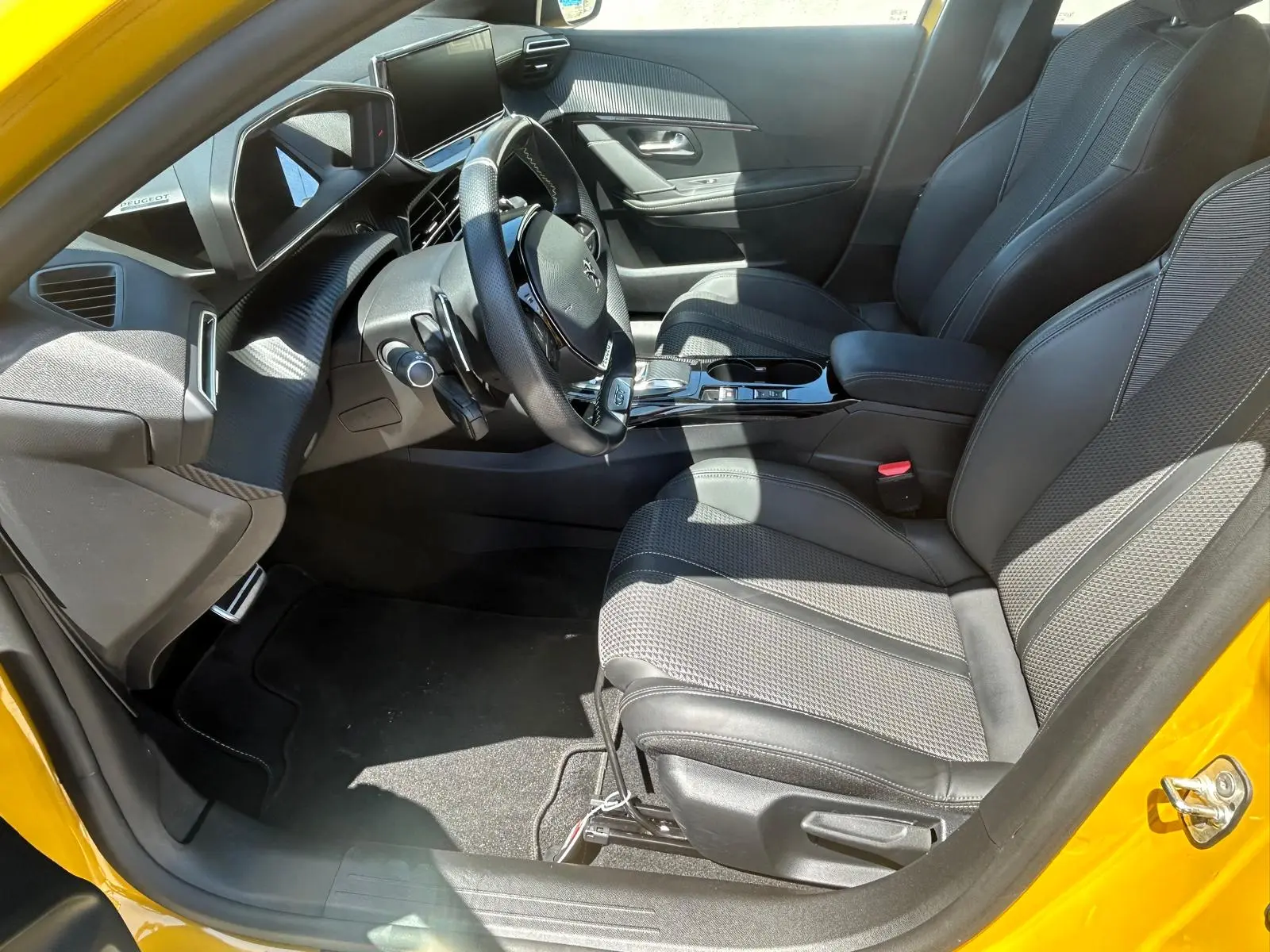 Peugeot 208 1.2 PureTech GT EAT8 10