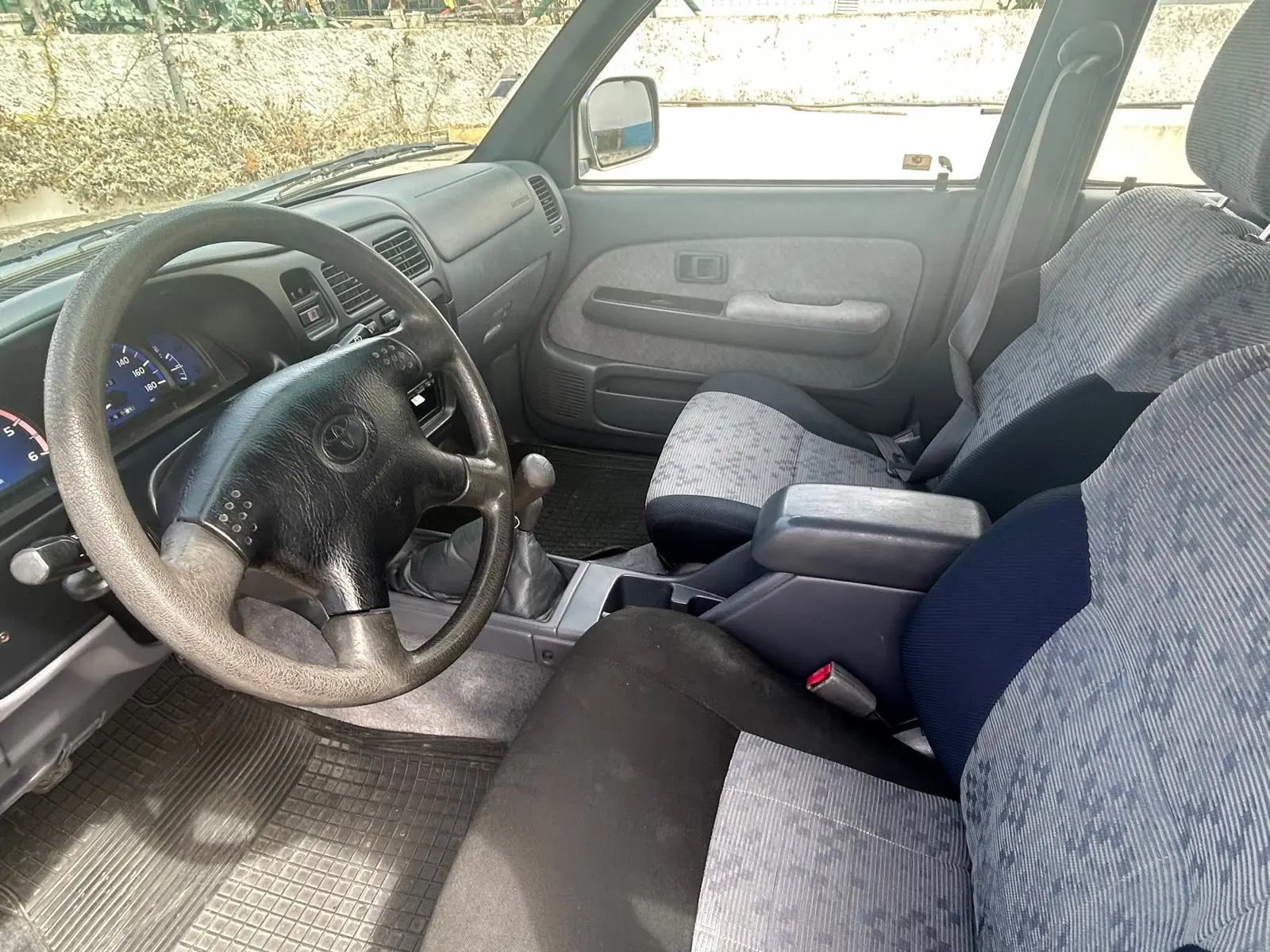 Toyota Hilux 2.5 D4-D Tracker 10