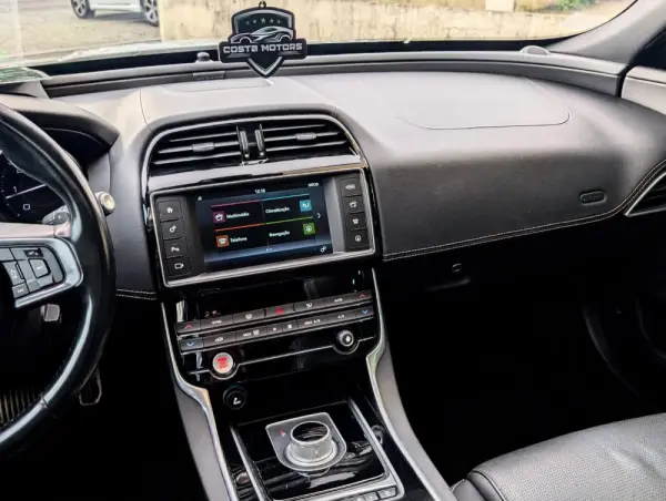 Jaguar XE 20d Aut. R-Sport 9