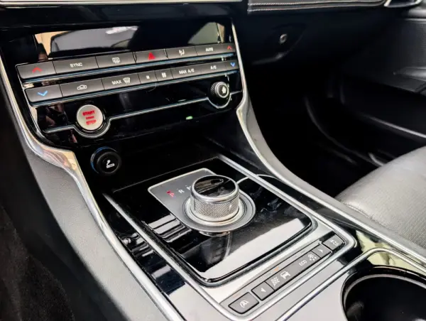 Jaguar XE 20d Aut. R-Sport 12