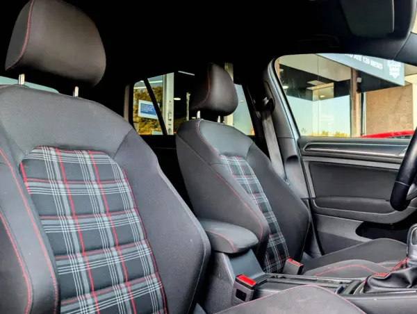 Volkswagen Golf 2.0 TSI GTI DSG Performance 12