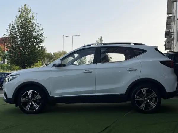 MG ZS EV 44.5 kWh Luxury 5