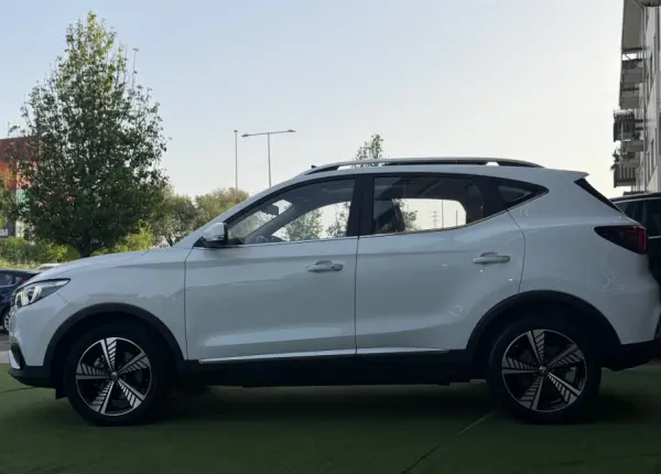 MG ZS EV 44.5 kWh Luxury 4