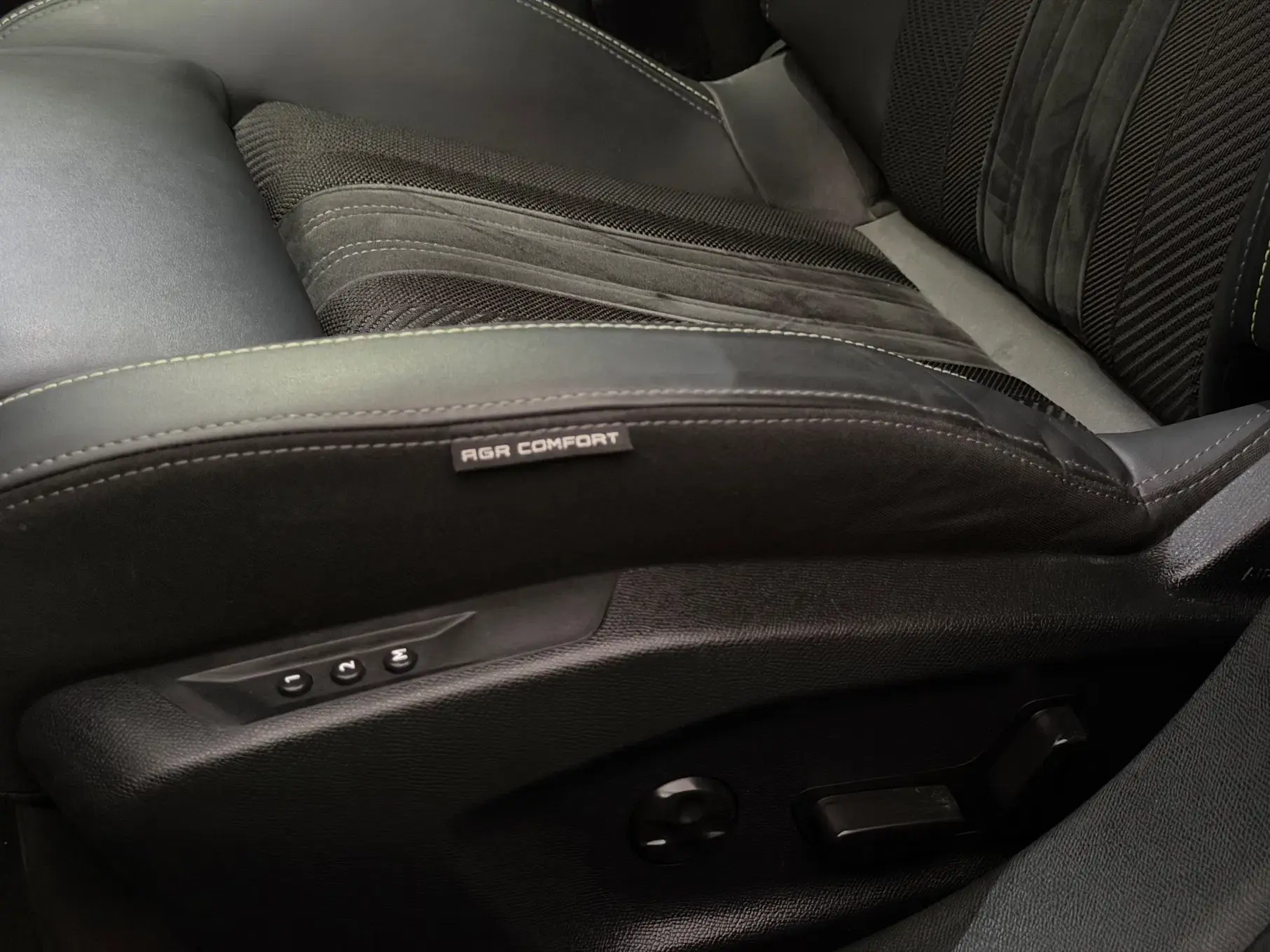 Peugeot 408 Plug-In Hybrid 225 e-EAT8 GT Exclusive 26